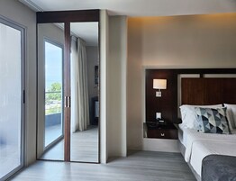 Ropa de cama de alta calidad y minibar 