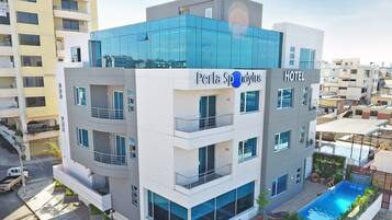 Vista frontal de la propiedad