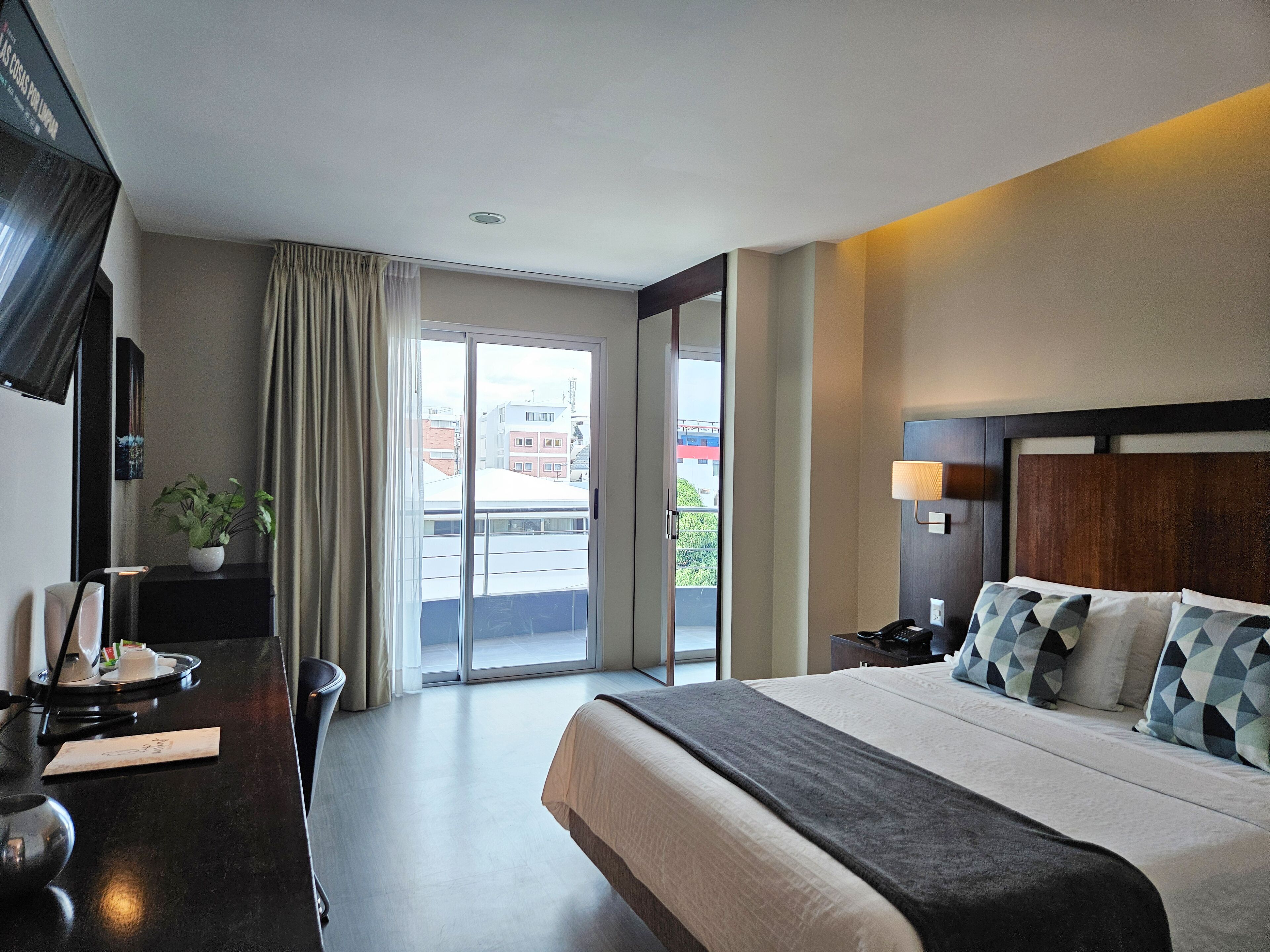 executive room | premium bedding, minibar, in-room safe, soundproofing