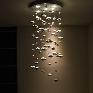 A ceiling with a spherical light fixture with multiple bulbs. - Diverxo Hotel & Villas (Tuxtla Gutierrez)