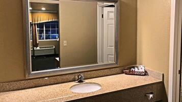 Combined shower/tub, free toiletries, hair dryer, towels