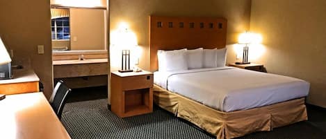 Een bureau, een laptopwerkplek, verduisterende gordijnen