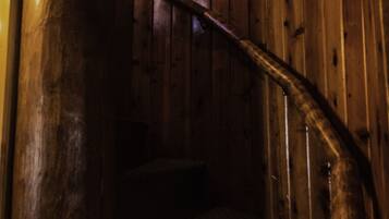 Cabaña familiar, 2 habitaciones, baño en la habitación (Log Cabin) | Área de sala de estar | Televisión de pantalla plana de 32 pulgadas con canales por cable