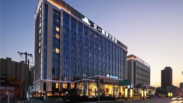 En modern hotellbyggnad med en framträdande entré och tydlig skyltning.
