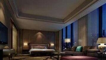 Minibar, in-room safe, desk, iron/ironing board