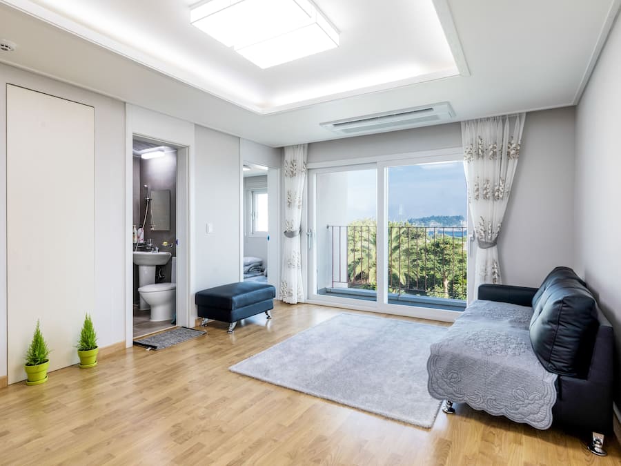 2 Bed room | Skrivebord, lydisolert, strykejern/-brett og wi-fi (inkludert)