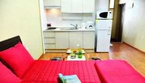 Full-size fridge, microwave, stovetop, coffee/tea maker - Bada Wi Olle Pension (Seogwipo)