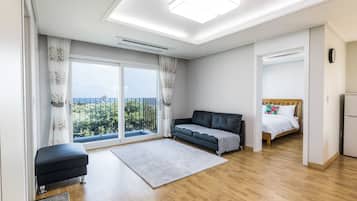 2 Bed room | Skrivebord, lydisolert, strykejern/-brett og wi-fi (inkludert)