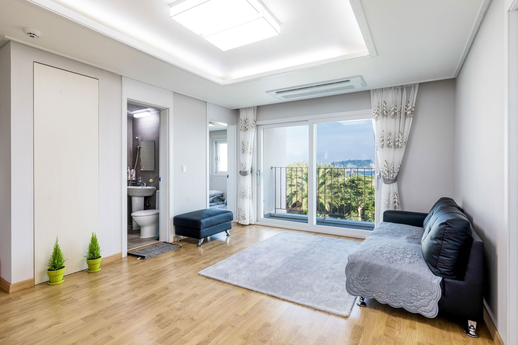 Schreibtisch, schallisolierte Zimmer, Bügeleisen/Bügelbrett