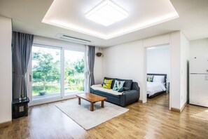 3 Bed room | Desk, soundproofing, iron/ironing board, free WiFi - Bada Wi Olle Pension (Seogwipo)