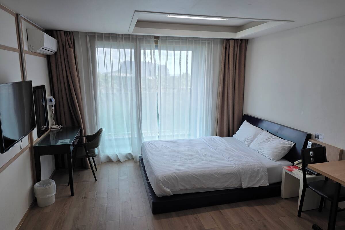1 habitación, ropa de cama de alta calidad y cortinas blackout