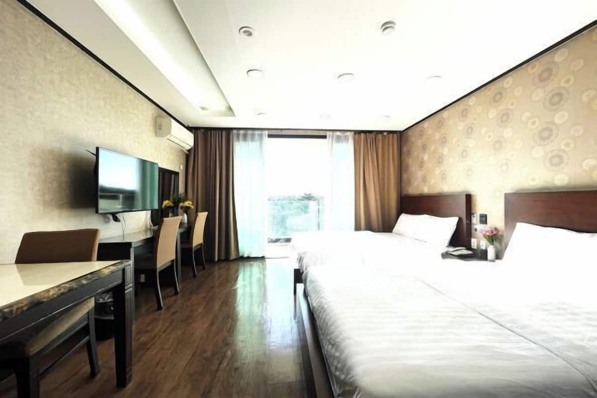 1 bedroom, premium bedding, blackout drapes, free WiFi