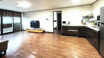 Grand Family | 起居区 | 50-英寸纯平电视(配备有线频道)、电视、收费电影