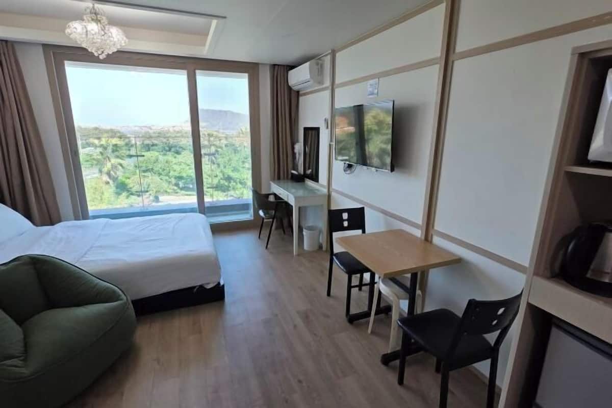 1 bedroom, premium bedding, blackout drapes, free WiFi