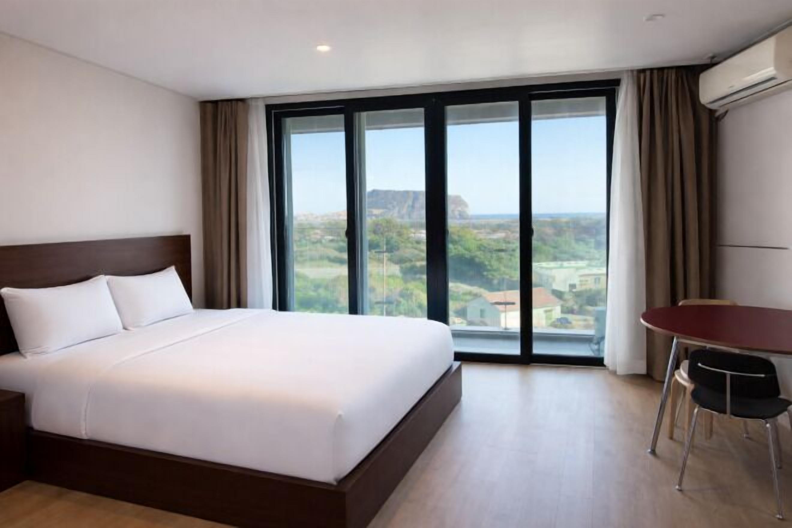 Premium bedding, blackout drapes, free WiFi, bed sheets