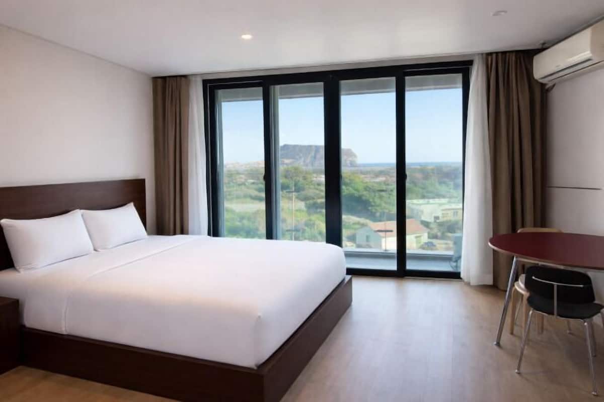 Premium bedding, blackout curtains, free WiFi, bed sheets