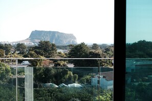 Deluxe Double Twin View | Premium bedding, blackout drapes, free WiFi, bed sheets - Venga Stay (Seogwipo)