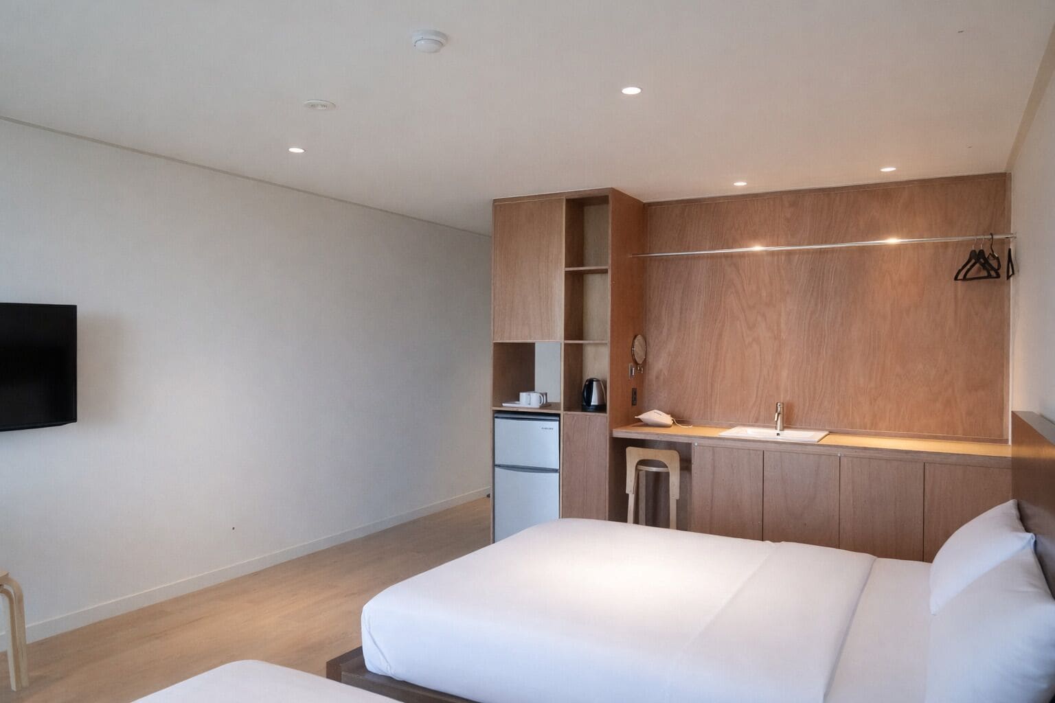 NEW FAMILY TWIN | Premium bedding, blackout drapes, free WiFi, bed sheets