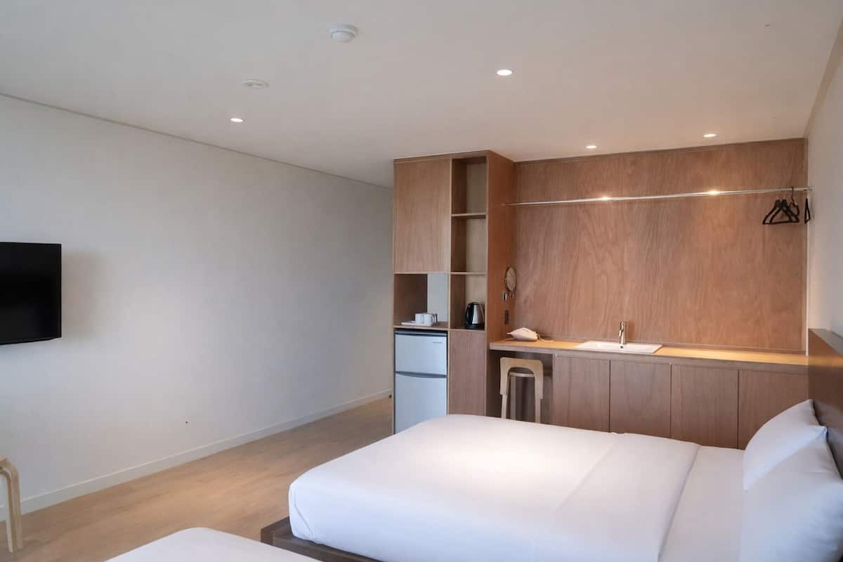 NEW FAMILY TWIN | Literie de qualité supérieure, rideaux occultants, Wi-Fi gratuit