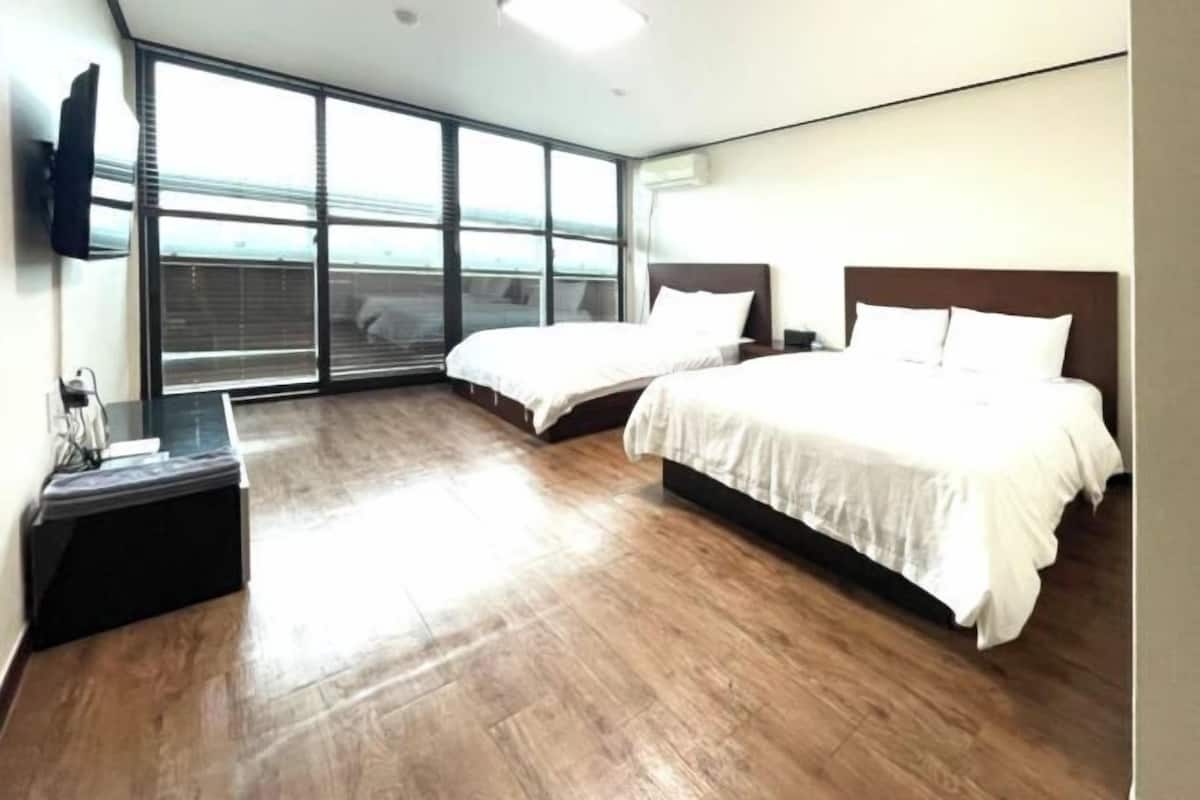 1 bedroom, premium bedding, blackout drapes, free WiFi