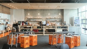 Une cuisine spacieuse dotée de plans de travail en bois, de divers appareils de cuisine et d’étagères de rangement.