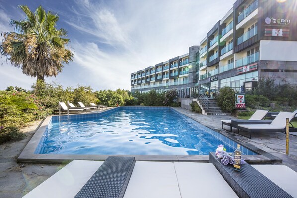 Una piscina al aire libre de temporada