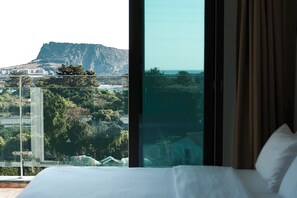 Deluxe Double Twin View | Premium bedding, blackout drapes, free WiFi, bed sheets - Venga Stay (Seogwipo)