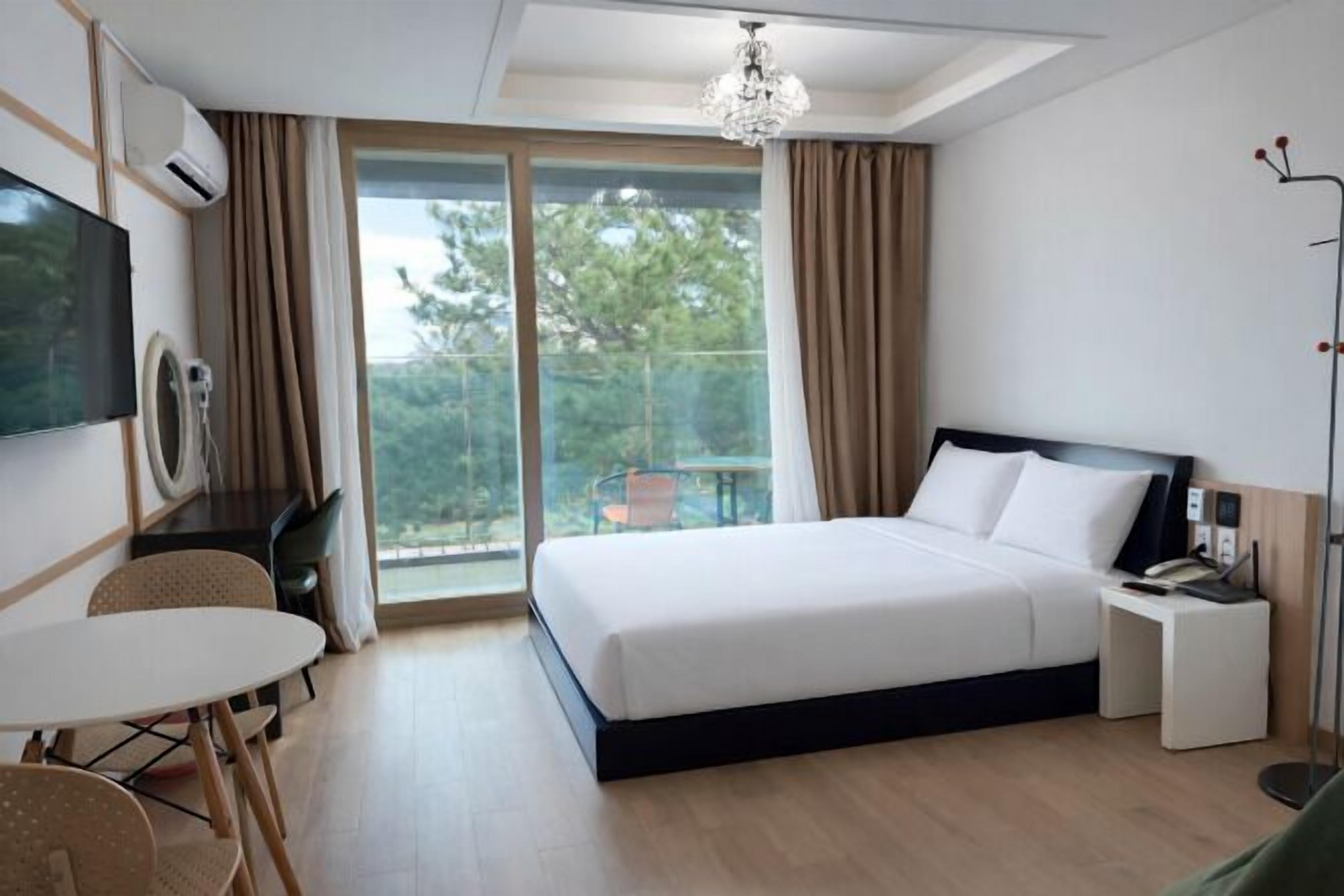 Luxe beddengoed, verduisterende gordijnen, gratis wifi, beddengoed