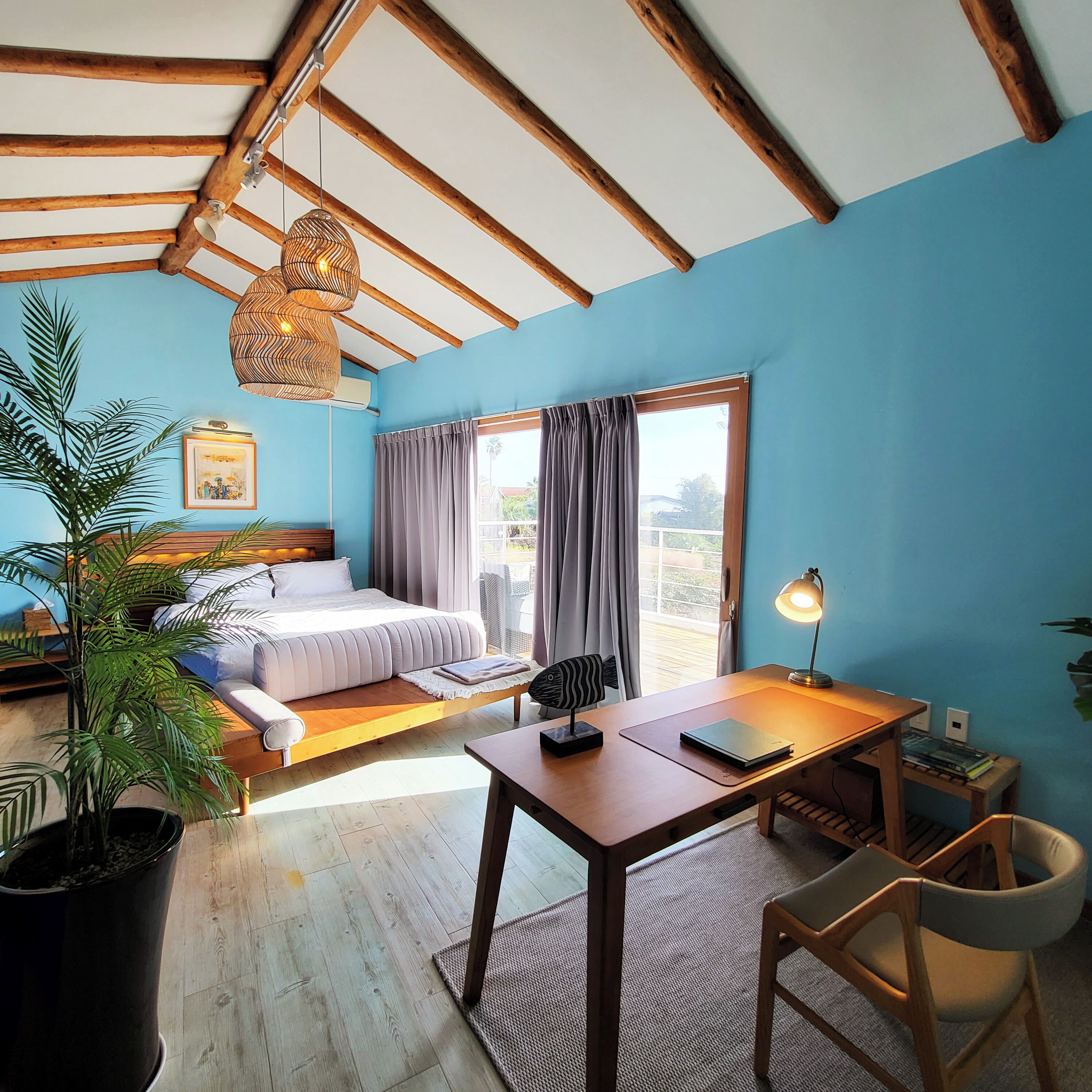 埃及棉床單、羽絨被、筆電工作空間、隔音