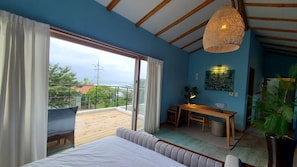 Luxe tweepersoonskamer, 1 kingsize bed, balkon, uitzicht op zee | Lakens van Egyptisch katoen, donsdekens, een laptopwerkplek