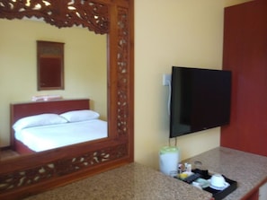 Flat-screen TV - Sunset Beach Resort (Langkawi)