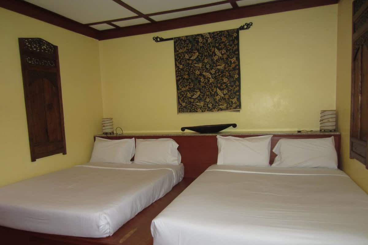 Family Room | Minibar, desk
