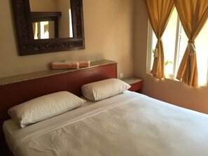 Minibar, desk - Sunset Beach Resort (Langkawi)