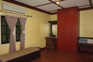 Minibar, desk - Sunset Beach Resort (Langkawi)