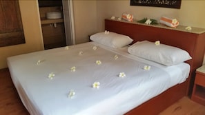 Sunset 2 | Minibar, desk