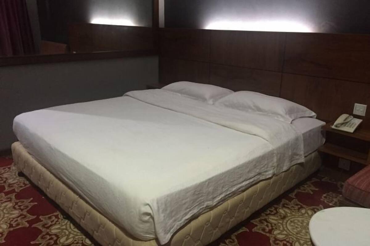 In-room safe, WiFi (free)