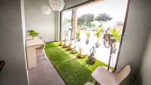 Living area - Moni Gallery Hostel (Singapore)