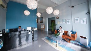Reception - Moni Gallery Hostel (Singapore)