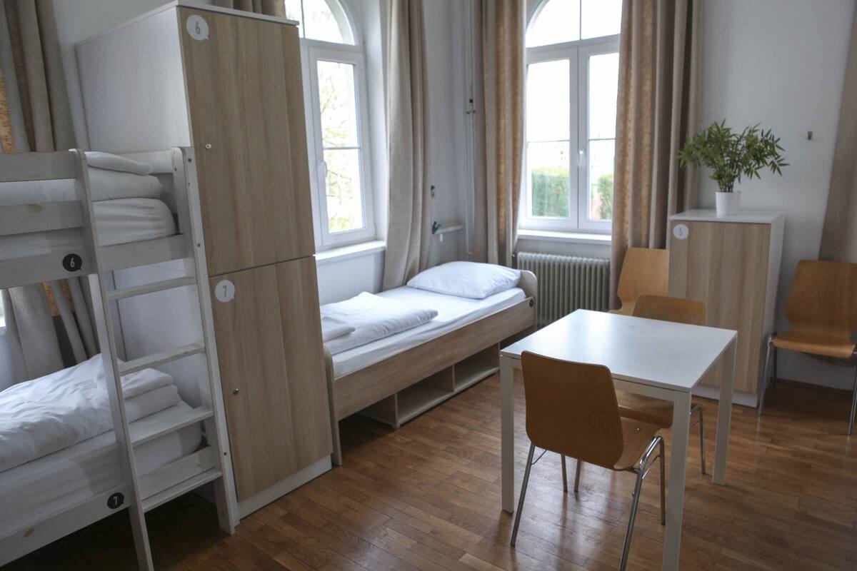 Iron/ironing board, rollaway beds, free WiFi