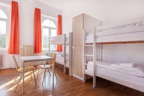 Iron/ironing board, rollaway beds, free WiFi