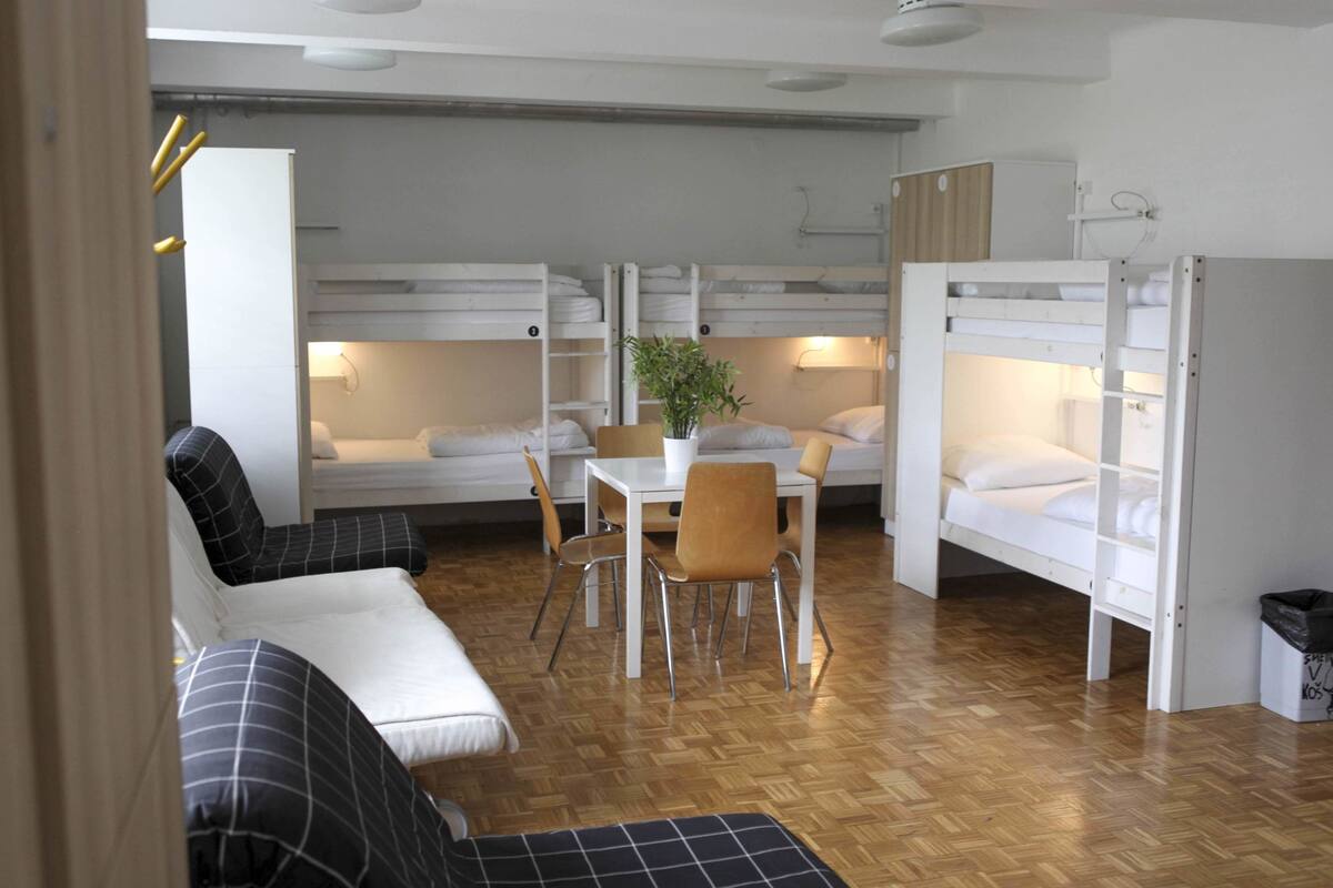 Iron/ironing board, rollaway beds, free WiFi
