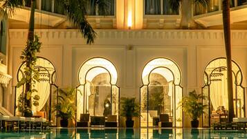 2 outdoor pools, pool loungers