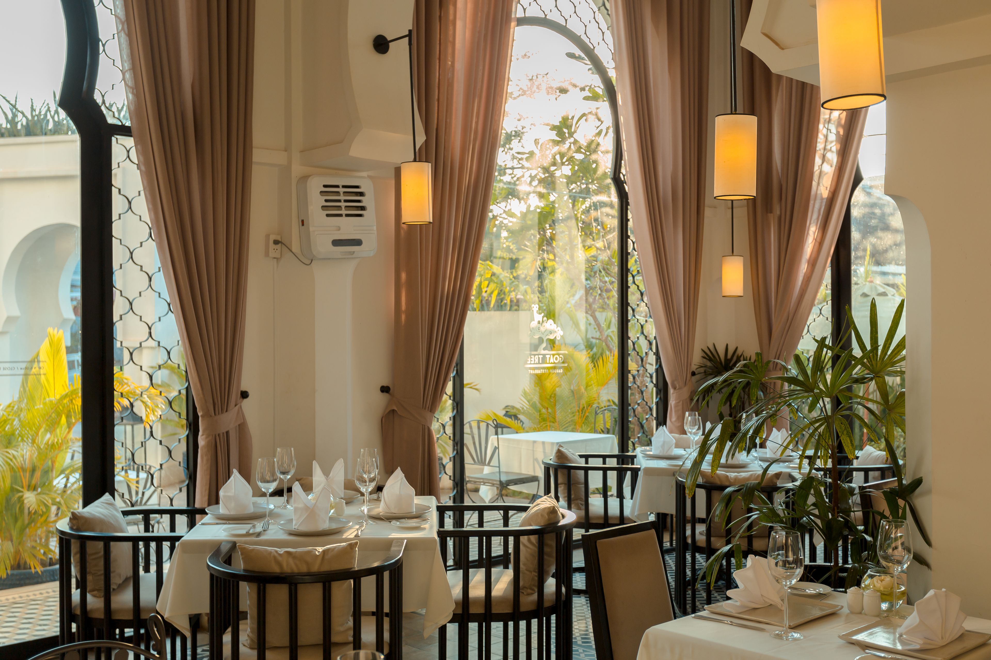 breakfast, lunch and dinner served