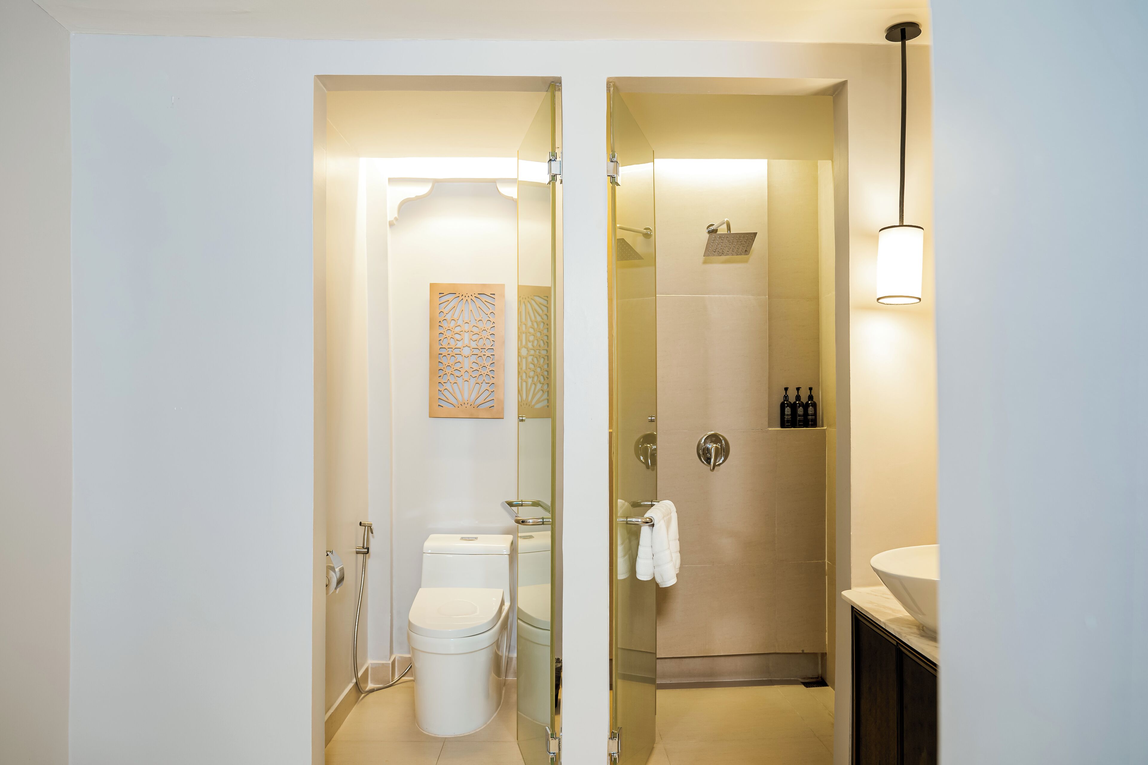 Un baño moderno con inodoro, ducha y lavabo.