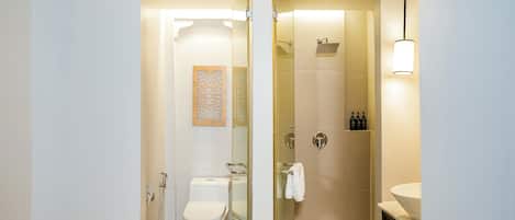 Un baño moderno con inodoro, ducha y lavabo.