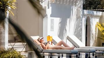 2 outdoor pools, pool loungers