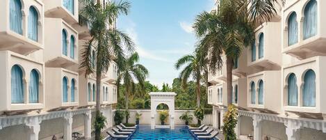 2 outdoor pools, pool loungers