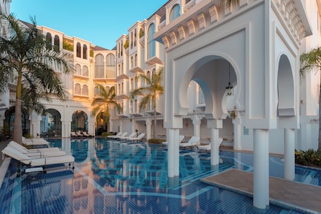 2 piscinas al aire libre, sillones reclinables de piscina