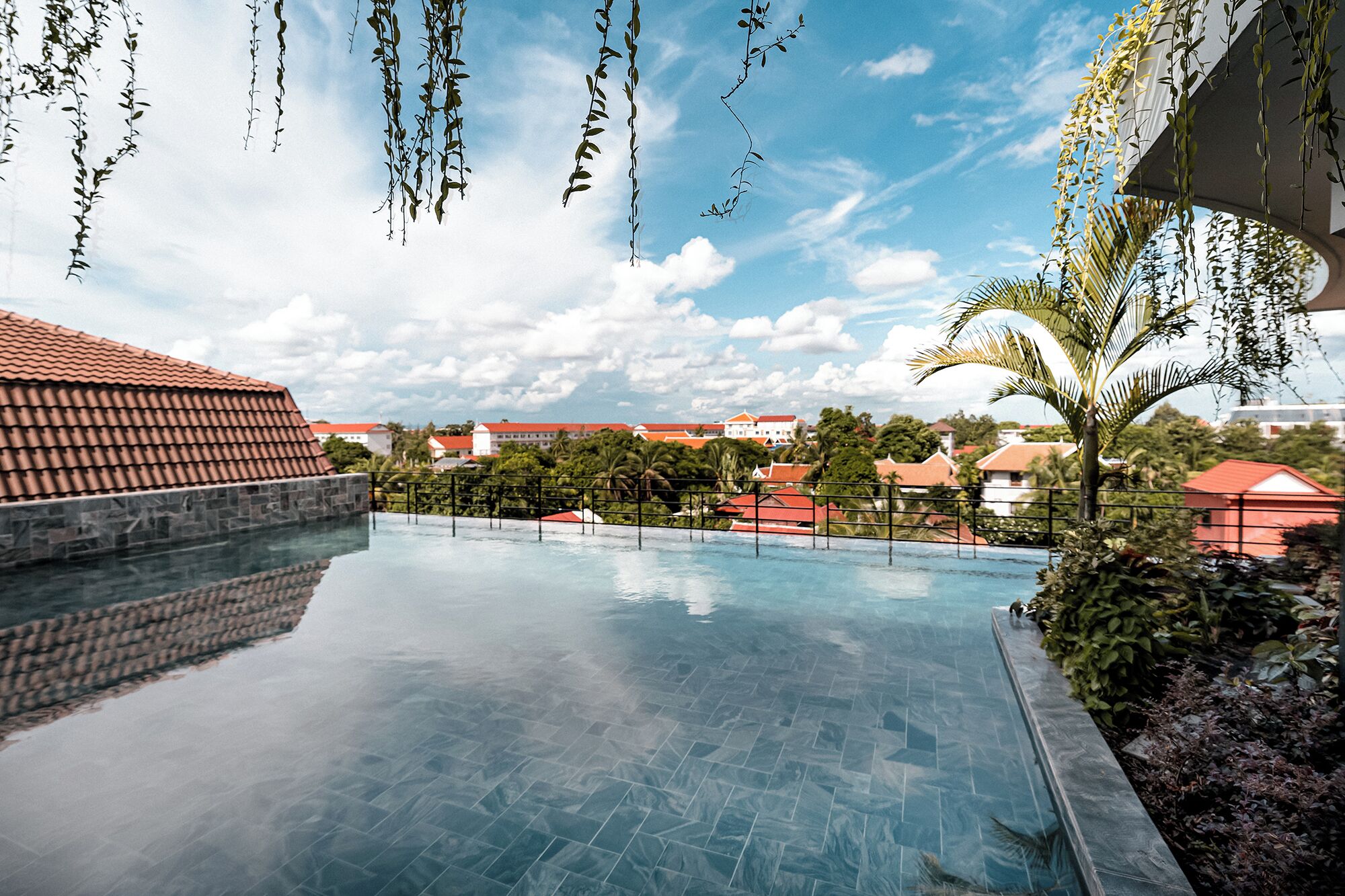 2 buitenzwembaden, ligstoelen bij het zwembad
