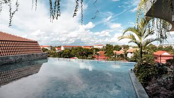 2 buitenzwembaden, ligstoelen bij het zwembad